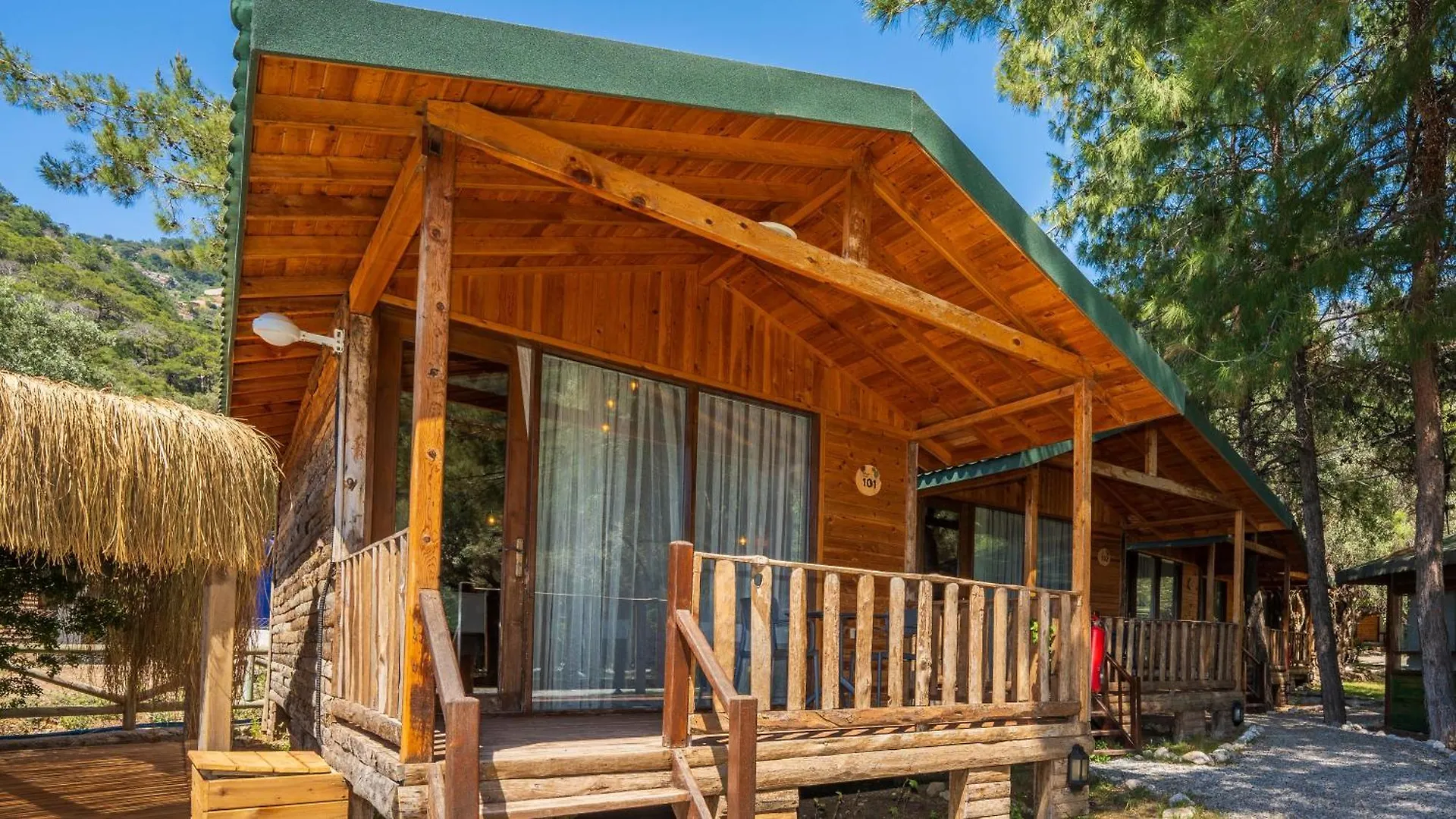 Sea Valley Lodge فاراليا